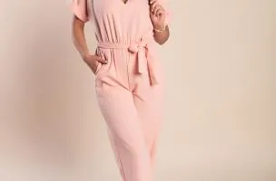 Tuta elegante con dettagli metallici, rosa chiaro